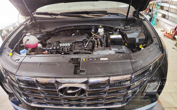 подкапотная компоновка, установка ГБО Диджитроник на Хендай Туссан 2021 г.в., 2,0 л., 150 л.с., с пробегом 57 495 км., миниВЗУ в лючке бензобака, тороидальный баллон 73 литра в багажнике, в нише для запасного колеса, Нижний Новгород, Дзержинск