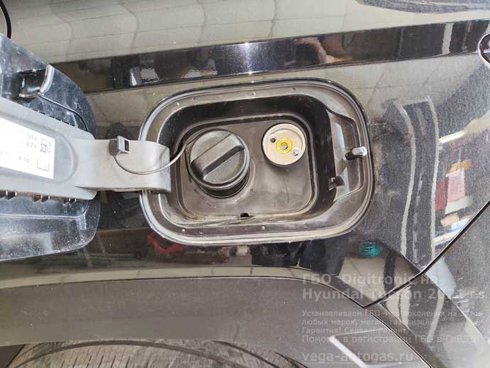 аправочное устройство, установка ГБО Диджитроник на Хендай Туссан 2021 г.в., 2,0 л., 150 л.с., с пробегом 57 495 км., тороидальный баллон 73 литра в багажнике, в нише для запасного колеса, Нижний Новгород, Дзержинск