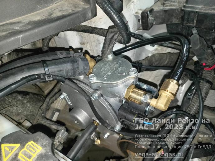 подкапотная компоновка, установка ГБО Ланди Рензо на Джак Джей7, 2023 г.в., 1.5 л., 136 л.с., ВЗУ в заднем бампере, справа, а цилиндрический баллон баллон 80 литров в багажнике, за задним рядом сидений, Нижний Новгород, Дзержинск