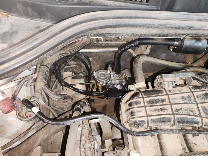 газовое оборудование Альфа Д39 под капотом, установка на Ладу Веста, 2024 г.в., 1.6 л., 106 л.с., пробег: 27 409 км., цилиндрический баллон 65 литров в багажнике, за задним рядом сидений, ВЗУ в заднем бампере, с правой стороны, Нижний Новгород, Дзержинск