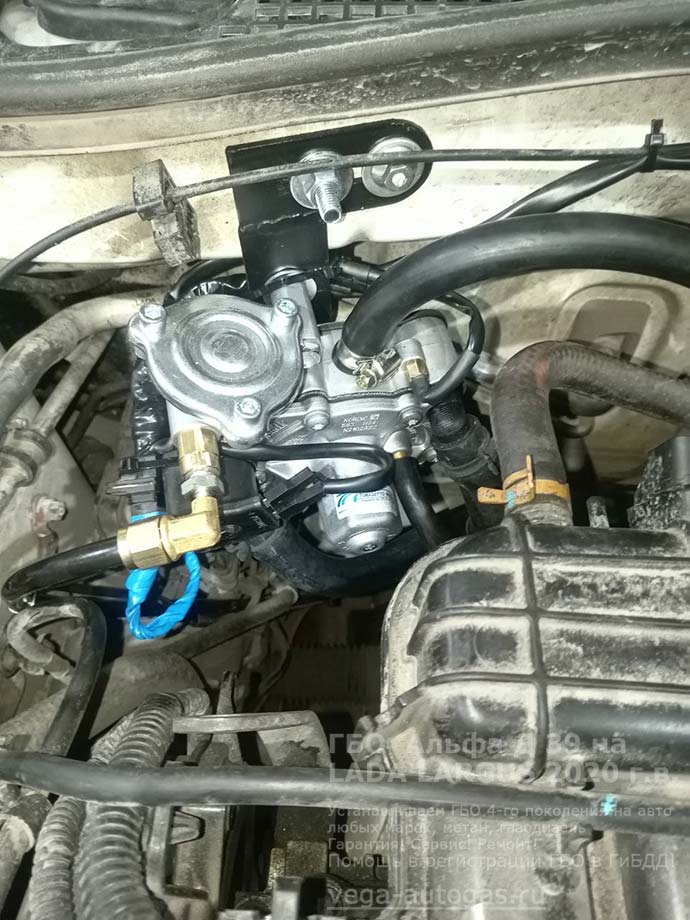 ГБО Альфа Д39 под капотом, установка  на LADA LARGUS RS045L 2020 г.в., 1.6 л., 106,1 л.с., пробег: 93 505 км., тороидальный баллон 54 литра сзади, под кузовом, на месте запасного колеса, миниВЗУ в лючке бензобака, Нижний Новгород, Дзержинск