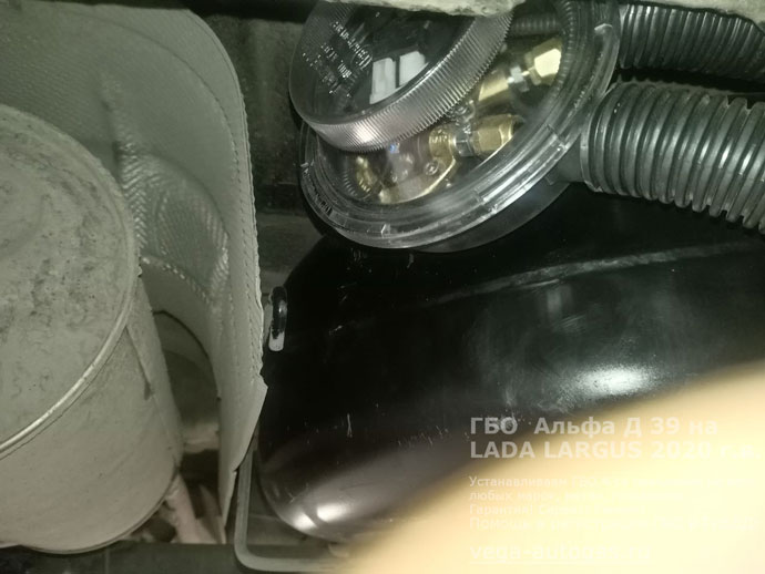 горловина 54-литрового тороидальноо баллона, установка ГБО Альфа D39 на LADA LARGUS RS045L 2020 г.в., 1.6 л., 106,1 л.с., пробег: 93 505 км., тороидальный баллон 54 литра сзади, под кузовом, на месте запасного колеса, миниВЗУ в лючке бензобака, Нижний Новгород, Дзержинск