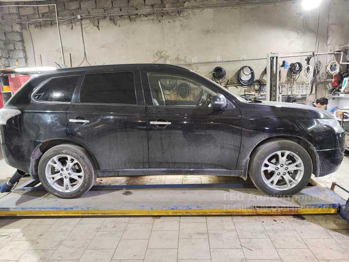 Установка ГБО Диджитроник на Мицубиси Аутлендер 2013 г.в., 2.4 л., 167 л.с., с пробегом 200 000 км., ВЗУ в лючке бензобака, тороидальный баллон 73 литра сзади, под кузовом, на месте для запасного колеса, Нижний Новгород, Дзержинск