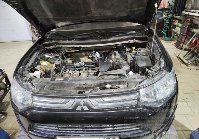 подкапотная компоновка, установка ГБО Диджитроник на Мицубиси Аутлендер 2013 г.в., 2.4 л., 167 л.с., с пробегом 200 000 км., ВЗУ в лючке бензобака, тороидальный баллон 73 литра сзади, под кузовом, на месте для запасного колеса, Нижний Новгород, Дзержинск
