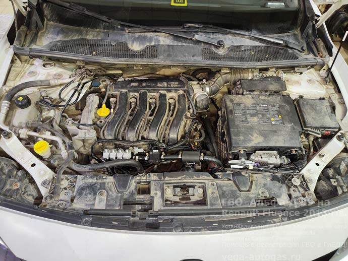 газовое оборудование Альфа Д39, подкапотная компоновка, установка на Renault Fluence 2013 г.в., 1.6 л, 106 л.с., с пробегом 181 877 км., мини ВЗУ в лючке бензобака, тороидальный баллон 54 литра в багажнике, в нише для запасного колеса, Нижний Новгород, Дзержинск