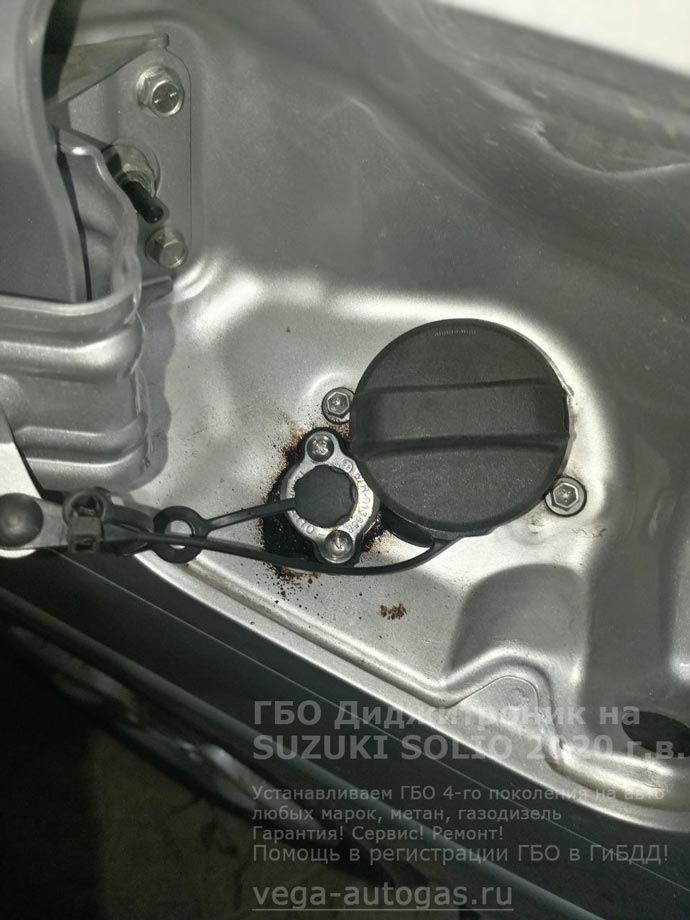 заправочное устройство, установка ГБО Диджитроник IQ на Сузуки Солио, 2020 г.в., 1,2 л., 91 л.с., с пробегом 49 490 км., ВЗУ в лючке бензобака, тороидальный баллон 42 литра в багажнике, в нише для запасного колеса, Нижний Новгород, Дзержинск
