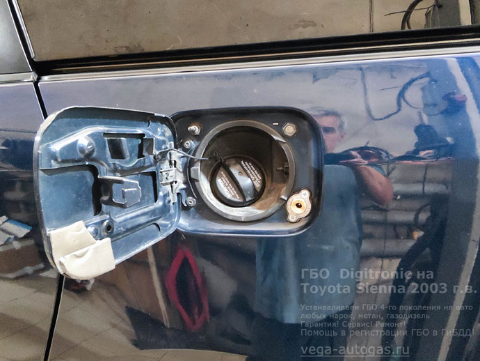 заправочное устройство, установка ГБО Диджитроник на Тойота Сиенна, 2003 г.в., полный привод 4х4, 3.3 л., 230 л.с., с пробегом 214 646 км., миниВЗУ в лючке бензобака, тороидальный баллон 60 литров в багажнике, в нише под 3-и рядом сидений, Нижний Новгород, Дзержинск
