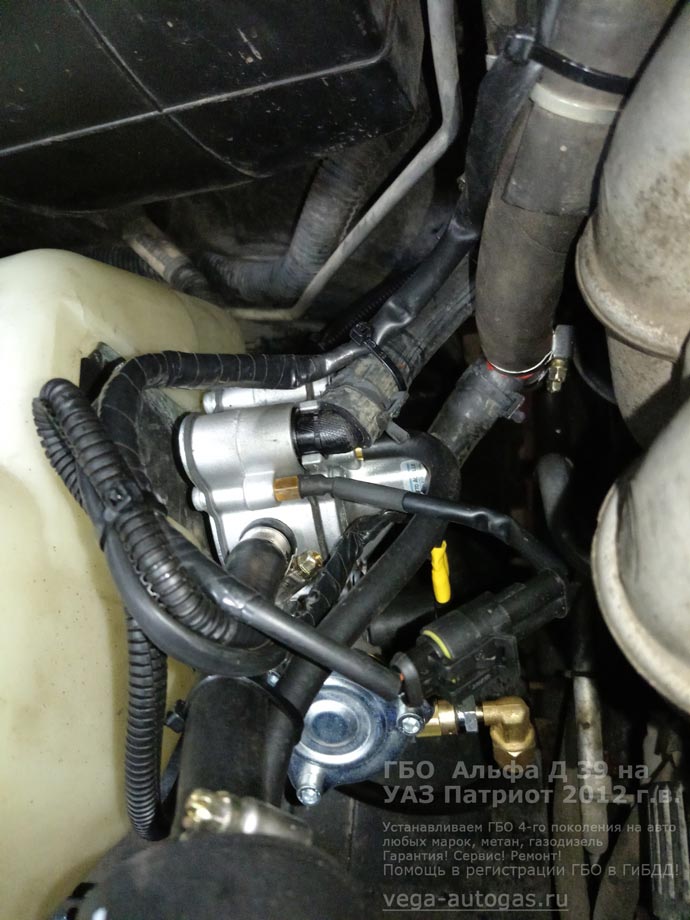 газовое оборудование Альфа Д39, подкапотная компоновка, установка на УАЗ Патриот 2012 г.в., 2.7 л, 128 л.с., с пробегом 164 300 км., ВЗУ в заднем бампере, цилиндрический баллон 100 литров в багажнике за задним рядом сидений, Нижний Новгород, Дзержинск