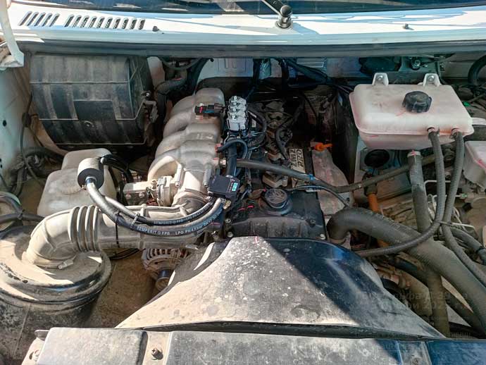 газовое оборудование Альфа Д39, подкапотная компоновка, установка на УАЗ Профии 2025 г.в., 2.6 л, 149,60 л.с., с пробегом 9 890 км.,  цилиндрический баллон 100 литров на раме, с левой стороны, за кабиной, Нижний Новгород, Дзержинск