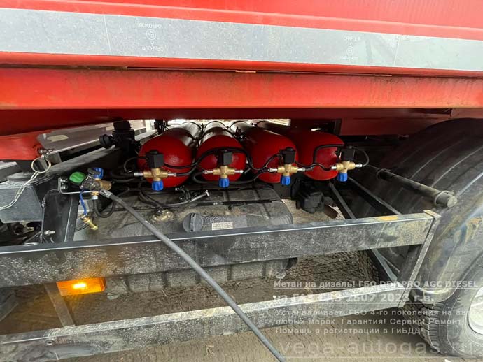 Газодизель! Установка метанового ГБО DDF PRO AGС DIESEL на новый самосвал ГАЗ САЗ 2507 2023 г.в., 4.4 л., 168,90 л.с., с пробегом 400 км. Четыре цилиндрических баллона по 50 литров смонтировали сверху рамы, перпендикулярно оси автомобиля, Н.Новгород, Дзержинск