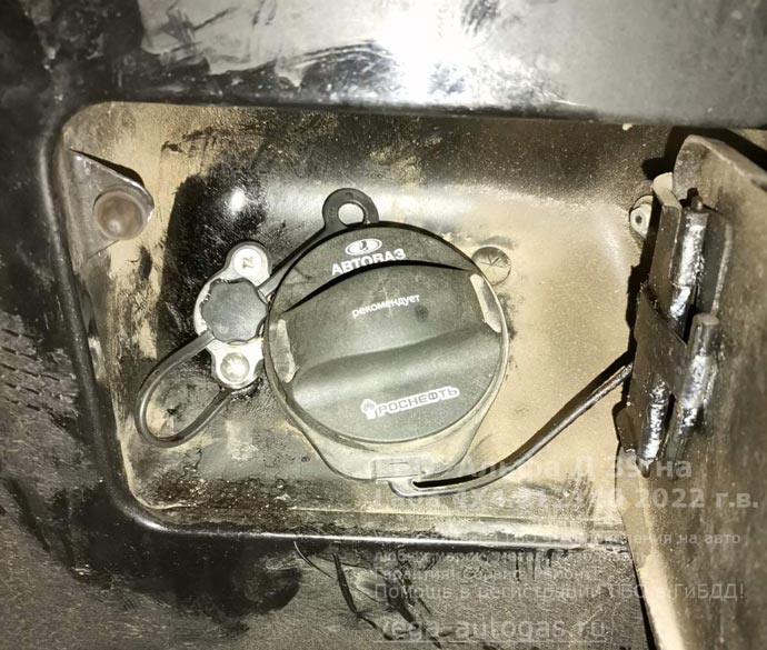 заправочное устройство, установка ГБО Альфа D39 на Ладу Нива 4Х4 212140 2022 г.в., 1.7 л., 82,9 л.с., пробег: 30 162 км., цилиндрический баллон 50 литров в багажнике, за задним рядом сидений, ВЗУ в лючке бензобака, Нижний Новгород, Дзержинск