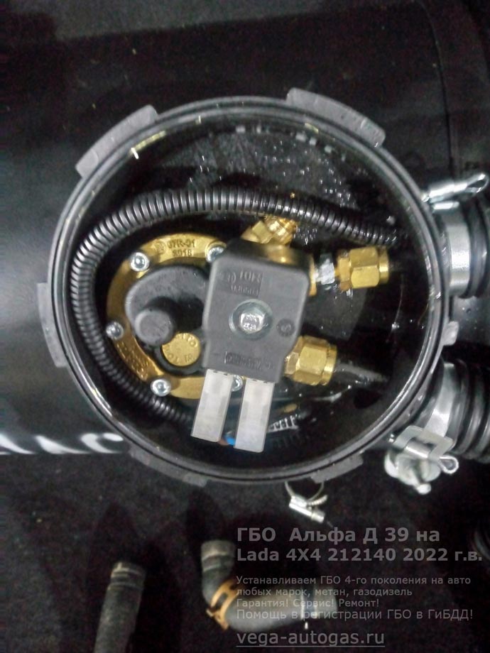 горловина 50-литрового цилиндрического баллона, установка ГБО Альфа D39 на Ладу Нива 4Х4 212140 2022 г.в., 1.7 л., 82,9 л.с., пробег: 30 162 км., цилиндрический баллон 50 литров в багажнике, за задним рядом сидений, ВЗУ в лючке бензобака, Нижний Новгород, Дзержинск