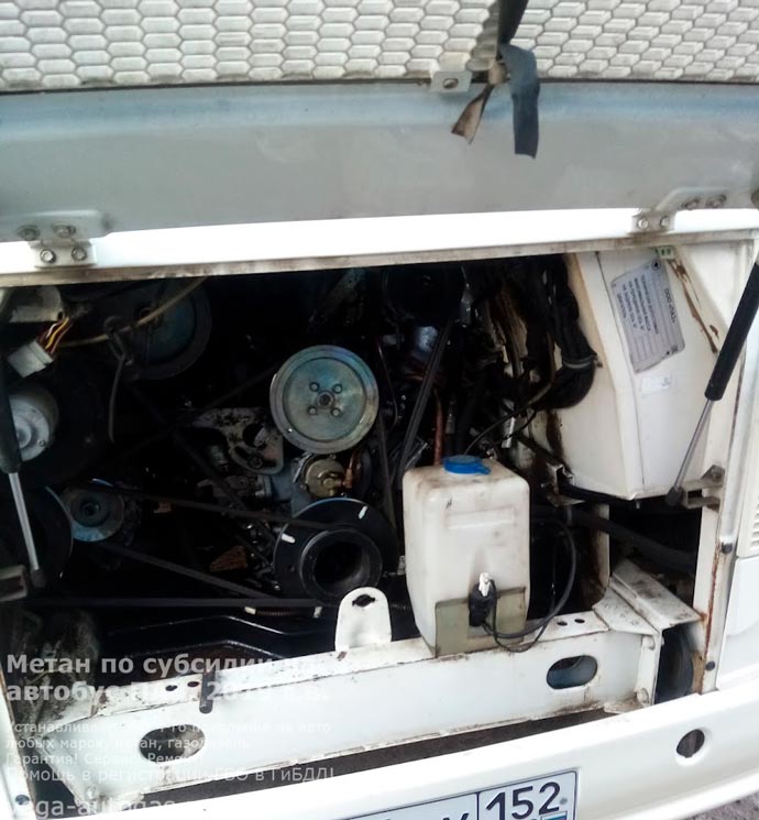 подкапотная компоновка, установка метанового ГБО 1-го поколения на автобус ПАЗ 2019 г.в., пробег: 50 458 км., 4,6 л., 130 л.с., 4 цилиндрических баллона по 62 литра сзади, под кузовом, и цилиндрический баллон 80 литров в аккумуляторном отсеке, Нижний Новгород, Дзержинск