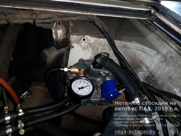 подкапотная компоновка, установка метанового ГБО 1-го поколения на автобус ПАЗ 2019 г.в., пробег: 50 458 км., 4,6 л., 130 л.с., 4 цилиндрических баллона по 62 литра сзади, под кузовом, и цилиндрический баллон 80 литров в аккумуляторном отсеке, Нижний Новгород, Дзержинск